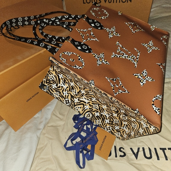 Louis Vuitton OntheGo Jungle - Picture 11 of 15